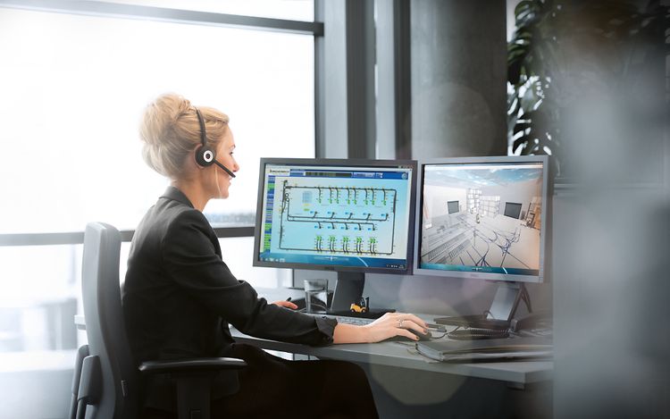 Employee_Woman_Computer