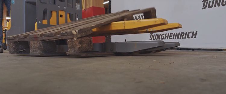 Initialhub – Paletten quer aufnehmen