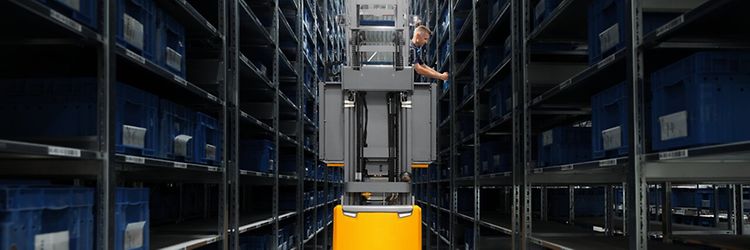 Wózek do kompletacji pionowej - jungheinrich.pl