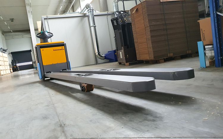 Vozík s prodlouženými vidlemi ve společnosti Mayer & Cie.