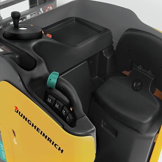 ESD-1_Detail_--_Ergonomische-Fahrerplatzanordnung-beim-ESD-120_[EPIM-207049].jpg