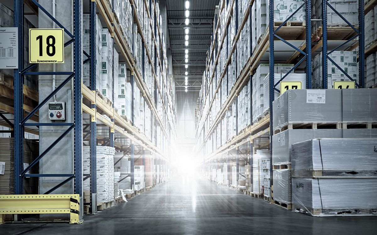Narrow-aisle multi-bay racking