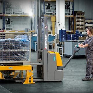 Azubis Moosburg Warenannahme VFG mit EJC110