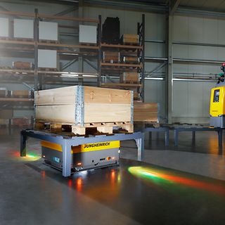 Jungheinrich autonoma mobila robot (AMR) arculee S med lysande lampor transporterar last.