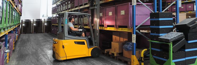 Wózek elektryczny w magazynie