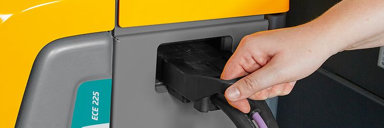 Ładowanie akumulatorów napędu elektrycznego wózka widłowego.