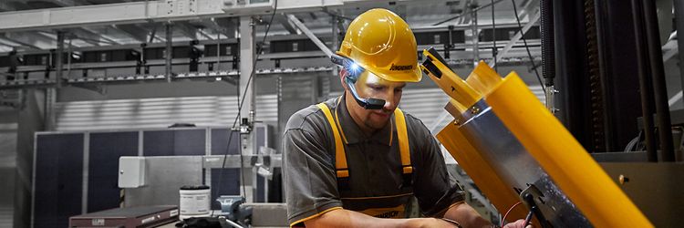 Service engineer with HoloLens_[MAM-52855]