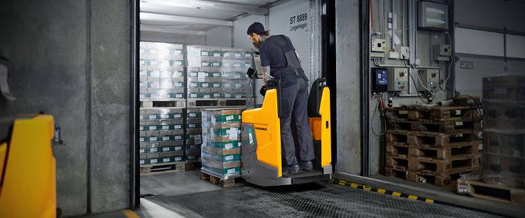 Transpalette electrique EJE 120 sur un camion