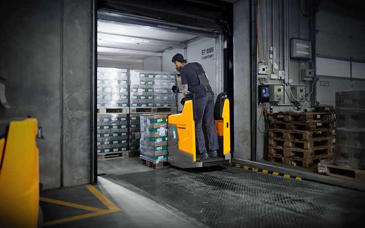 Transpalette electrique EJE 120 sur un camion