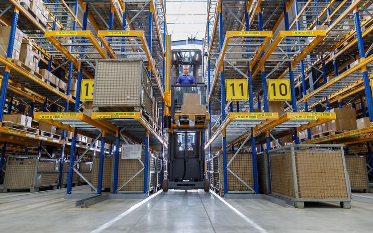 Halbautomatisches Schmalganglager mit Schmalgangstapler EKX 410
