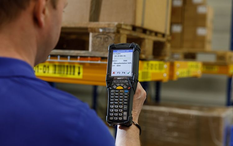 Über mobilen Arbeitsplatz von Jungheinrich wird WMS Series 2 bedient