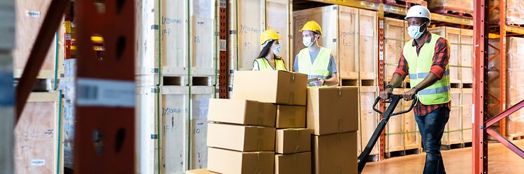 Worker with mask, Covid 19 protective measures_[MAM-55075]