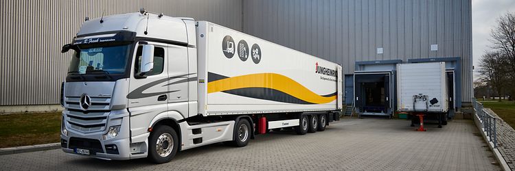 TIR z towarem w trakcie jazdy