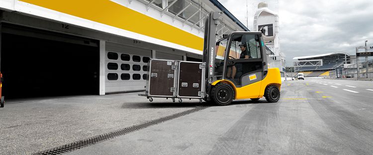 Bilde Blogg B22-24 | Hva er fordelene ved å leie trucker i stedet for å eie?