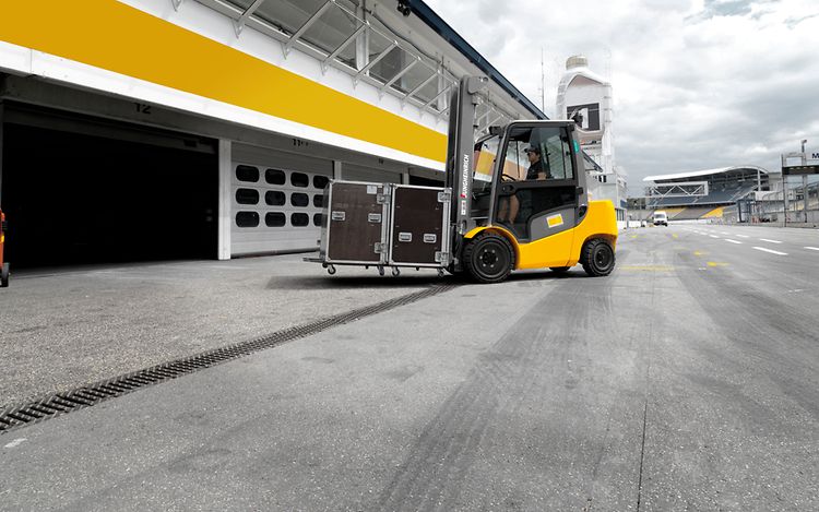 Bilde Blogg B22-24 | Hva er fordelene ved å leie trucker i stedet for å eie?