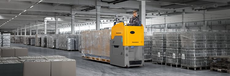 Operator na wózku widłowym w magazynie