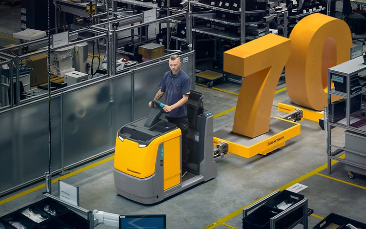 Startpage Teaser Picture 70 years of tow tractors