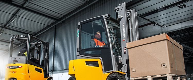 Wózki widłowe w magazynie