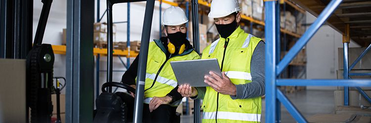 Mężczyzna przy regałach wysokiego składowania