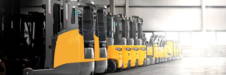 Wózki widłowe stojące w rzędzie