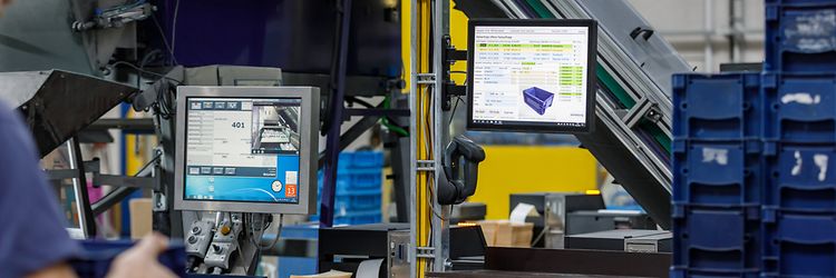 Przenośniki przemysłowe w automatycznym magazynie