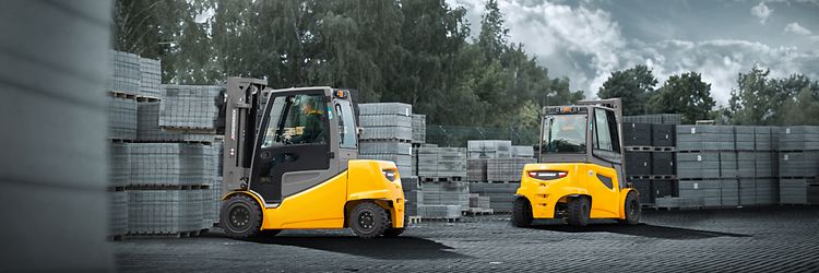 żółty wózek widłowy