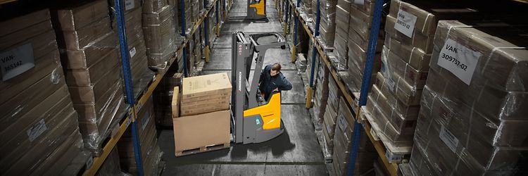 Żółty wózek widłowy w magazynie