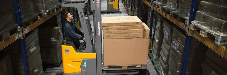 Operator wózka widłowego w magazynie