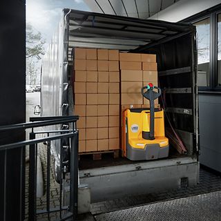 EJE1-1i_Operation_--_LKW-Beladung_[MAM-55597] (4).jpg