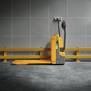 EJE-1i_Operation_--_Laden_an_Steckdose_[MAM-55588] (1).jpg