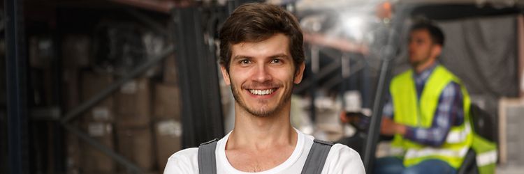 Mężczyzna na tle pudełek w magazynie