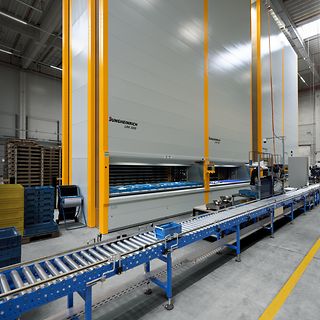 Lagerautomat LRK och transportörband från Jungheinrich i lager 