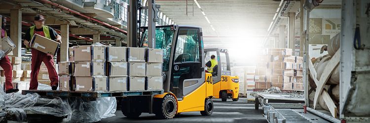 Wózki widłowe na placu przeładunkowym