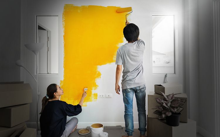 Young couple painting and stroking_[MAM-50680]