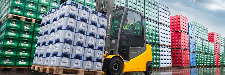 Wózek widłowy z paletą