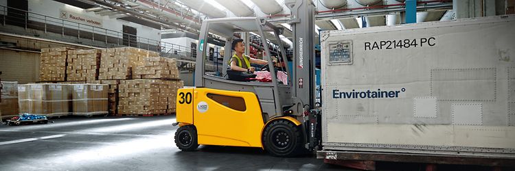 Wózek widłowy w magazynie