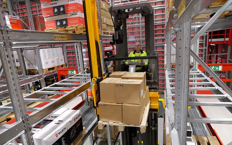 Lagernavigasjon i smalgangen hos Würth