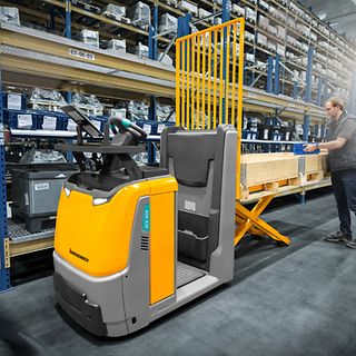 Warehouse worker with Jungheinrich logistic vehicles