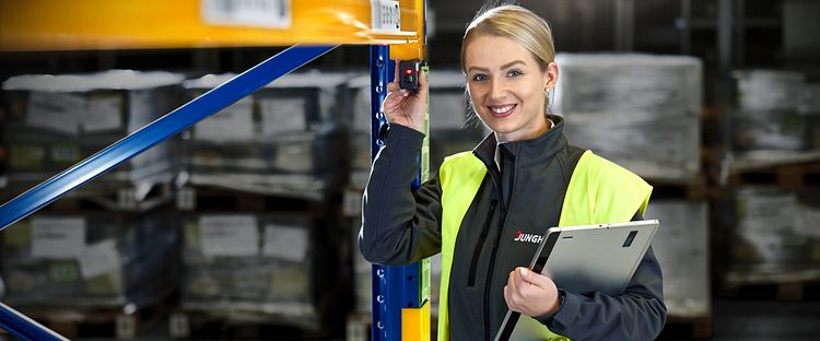 Reklamation kvinde måler op på lageret