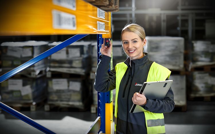 Reklamation kvinde måler op på lageret