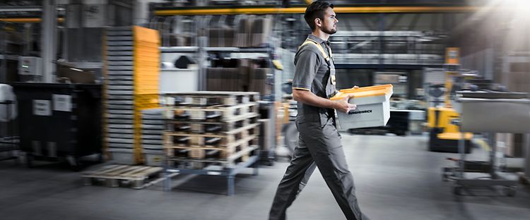 Mand bærer Jungheinrich servicekasse 