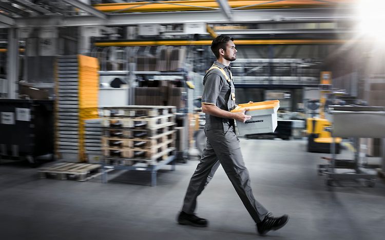 Mand bærer Jungheinrich servicekasse 