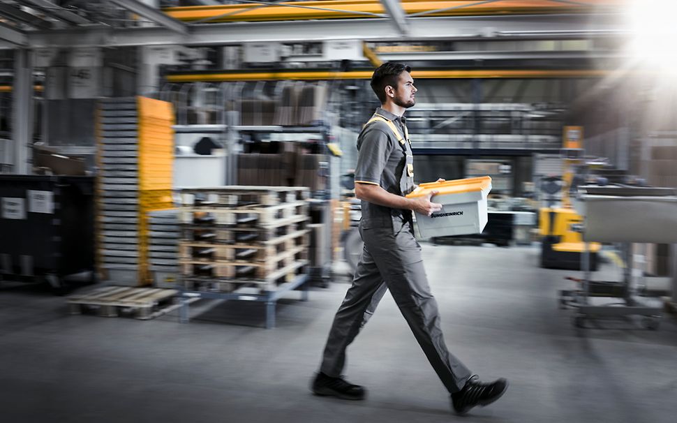 Mand bærer Jungheinrich servicekasse 