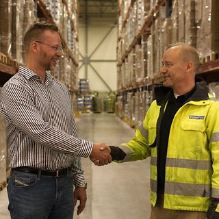 Polarpros VD Antti Karjalainen och Jungheinrich Juha Savela skakar hand på lagret