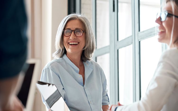 Smiling women in an office_[MAM-59390]