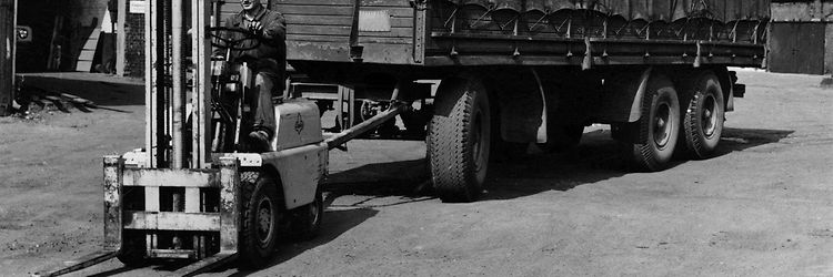 Picture - Vieux chariot en noir et blanc