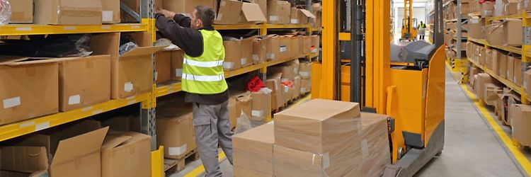 Wózek kompletacyjny podczas wykonywania zadań w magazynie