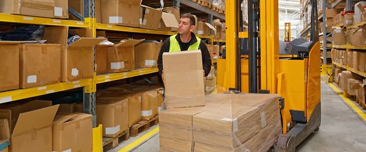 Wózek do kompletacji w magazynie