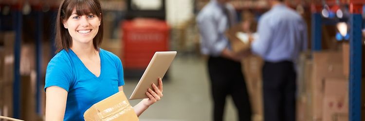 Pracownik w magazynie kompletujący zamówienie