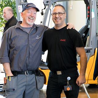 Medarbetare Jungheinrich Svenska AB med kund, Great Place to work 2023